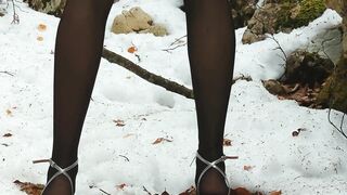 BIONDA dal CULO GROSSO si masturba NEL BOSCO CON UN PLUG ANALE - Miele Blanco Amateur