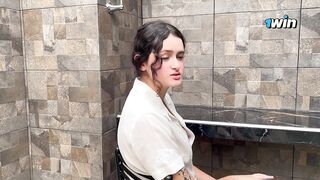 SEXO SERVICIO AL CUARTO, FOLLADA HARDCORE A MUCAMA ENTRE MI HERMANASTRO Y YO A CAMBIO DE DINERO