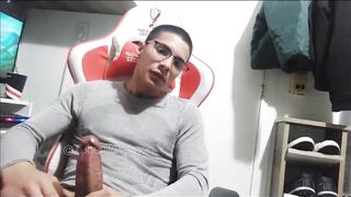 Gamer dude jerks off in front of his Stream camera!