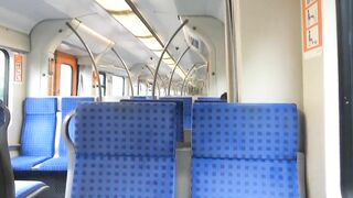 Meine Freundin macht ihren ersten Spermawalk mitten im Zug