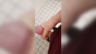 Auf der Arbeit heimlich und schnell masturbiert