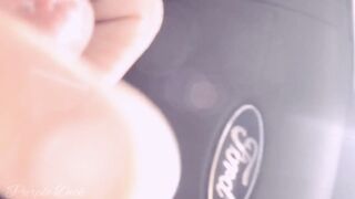 Me jalo la polla en el carro