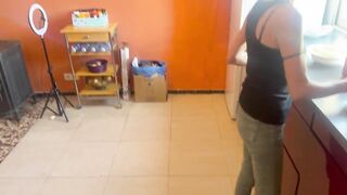 I’m washing the dishes, whant do u wish??... A ORAL JOB - HAWT WIFE IN THE KITCHEN