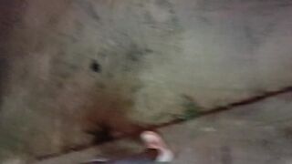 Chica de twenty one años pillada en la calle después de la fiesta en la que follamos en un motel público