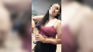 ¡Chica caliente en la calle después de la fiesta! No aguante ni three minutos cuando abrió las piernas.