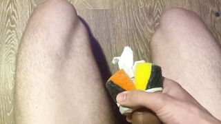 ГРОМКО СТОНЕТ и КОНЧАЕТ в КИСКУ из перчатки. Много спермы