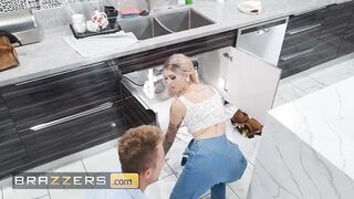 BRAZZERS - Fortunate Van Is Surprised That Blondie Handywoman Kaylee Ryder Is So Sexy And Slutty