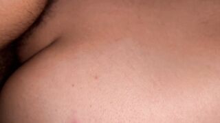 Me da por atrás mi y su venida se sale de mi culito