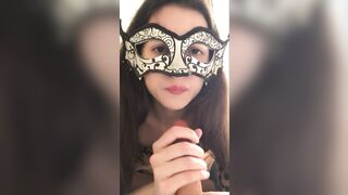 Тебе нравится что я сажусь анусом на твой языком? Девчонка дрочит пальцами свою жопу