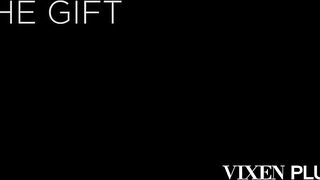 Mia's love language is giving and receiving gifts, and this Valentine's Day this babe's giving her boyfriend exactly what this chab wishes and too giving her ally Katrina the experience of being a gift.