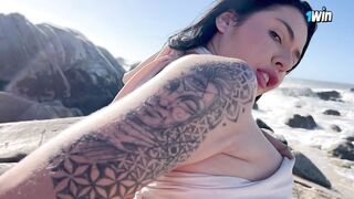 Conheci essa putinha na praia e chamei para foder gostoso, transamos em publico sem preservativo