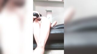 Un enorme consolador destroza mi agujero