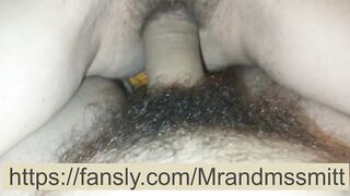 милфа с волосатой киской оргазмировала сидя на члене с вибратором