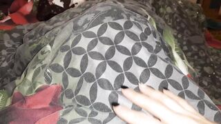 Лижет мою киску под одеялом, потому что стесняется, и это так вставляет - lesbo_illusion