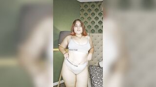 hot beauty shows her booty