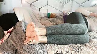 U can't resist to warch those exposed FEET