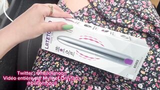 Une small française se gode le cul et la chatte sur une aire autoroute, elle fais sa libertine