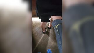 espero a mi hermanastra ene l baño para poder cogermela y no nos cachen