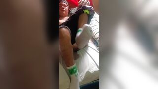 Se masturba como si estuviera detonando