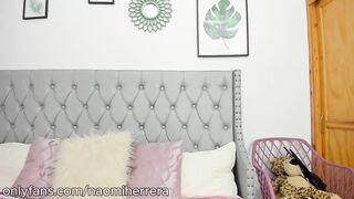 Brunnet bunnygirl screwing her twat and getting creamy climax