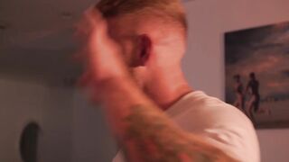 "DON'T LOSE YOUR STREAK!" Duolingo breaks into my abode and BANGS ME - Little Puck