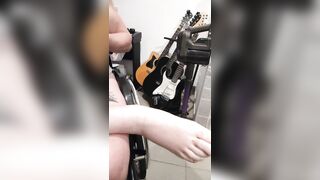 Massaggio e crema nei piedi paraplegici