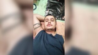 Mão amiga na cachoeira