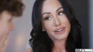 MILFY Stunner mother I'd like to fuck Jennifer Can't Resist Youthful Actor's Dick