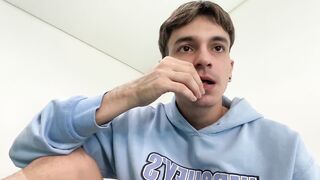 Escuchar música mientras hago trabajos de la universidad me pone caliente