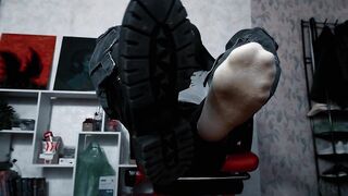 FOOTFETISH boots, socks and soles of army hunk